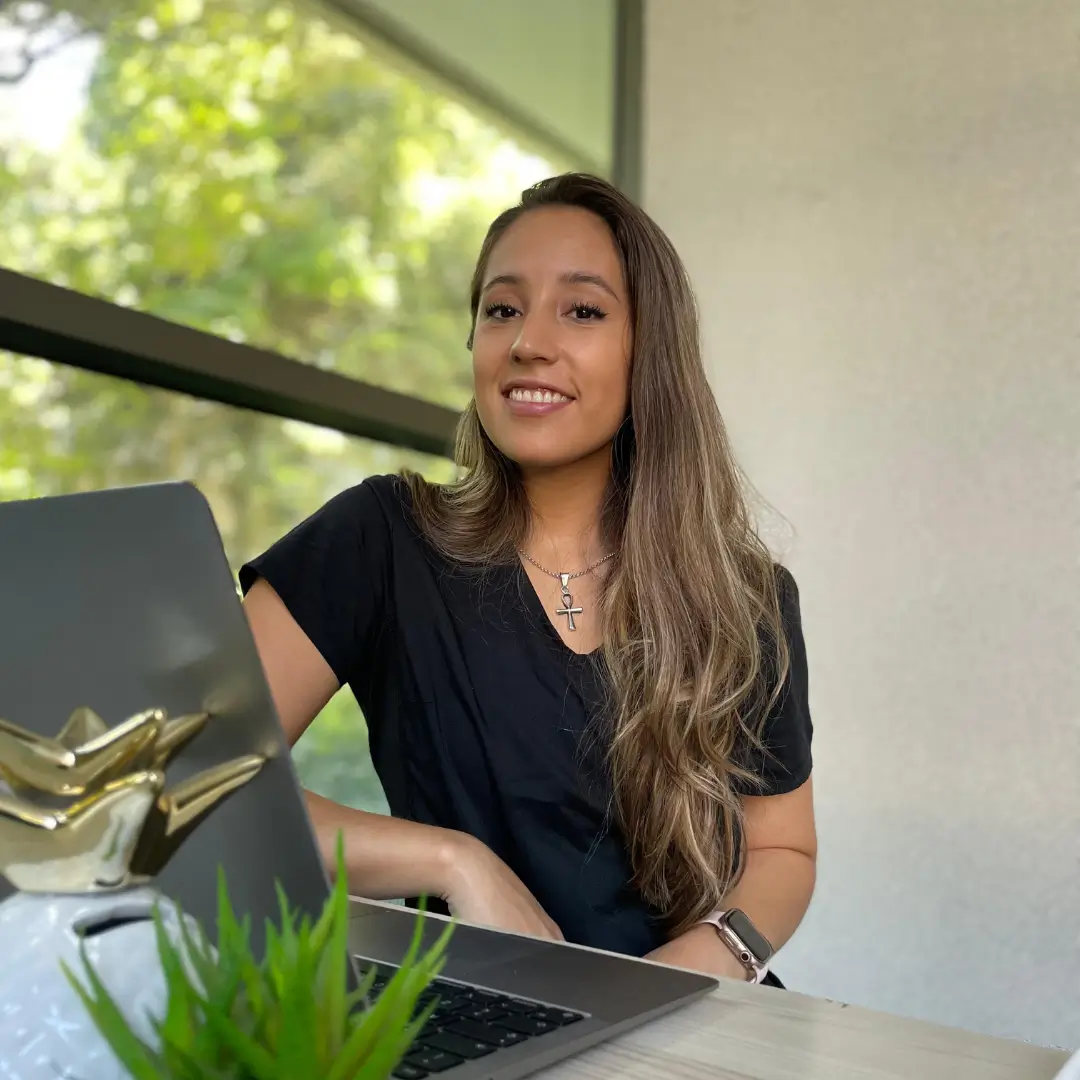 Dra. Francisca Nilo tiene experiencia en rehabilitación oral y estética facial, reconocida por transformar sonrisas en Ñuñoa. Atiende en Clínica Dental Enamel, donde une precisión clínica y armonía estética.