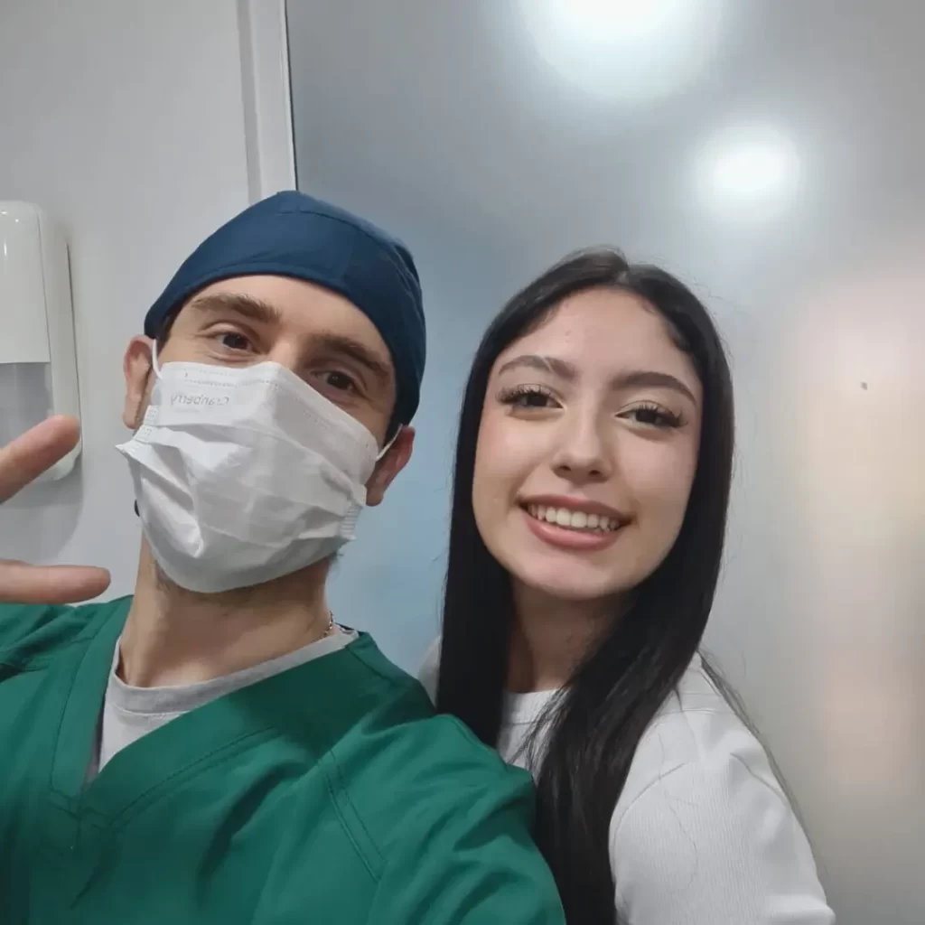 Paciente sonriendo después de un exitoso tratamiento de ortodoncia rápida en Clínica Enamel