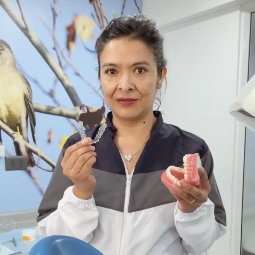 Con más de 12 años de experiencia, nuestra ortodoncista es experta en todos los tipos de ortodoncia. En Clínica Dental Enamel de Ñuñoa, entrega sonrisas alineadas, funcionales y llenas de confianza.