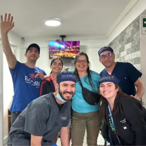 Pacientes felices en Ñuñoa , fueron atendidos en la clinica dental enamel y quedaron agradecidos.