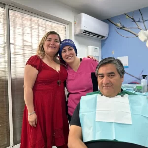 DOCTORA DE ENCODONCIA Y SUS PACIENTES-ENDODONCIA EN CLINICA DENTAL FAMILIAR ENAMEL EN ÑUÑOA