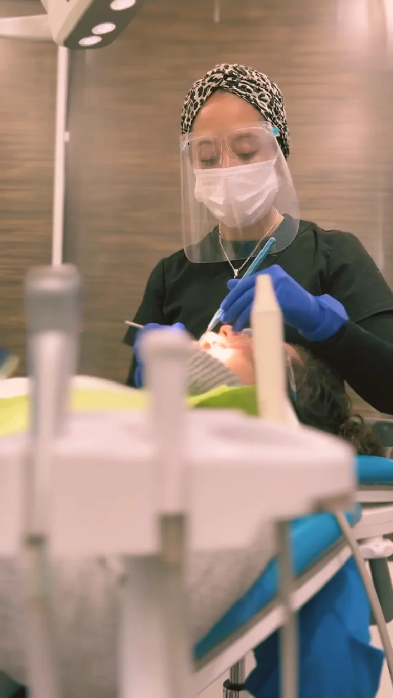 Doctora realizando una resina de paletas en clinica enamel